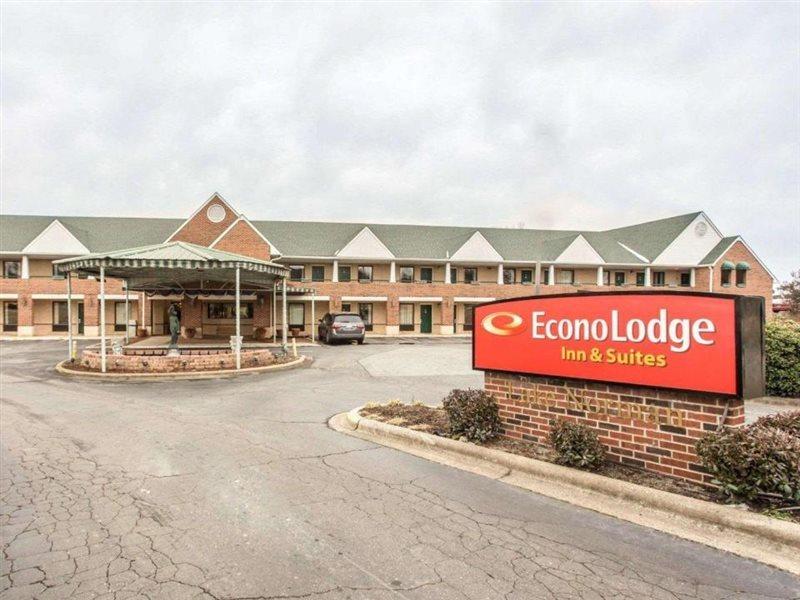 Red Roof Inn & Suites Cornelius - Lake Norman Bagian luar foto
