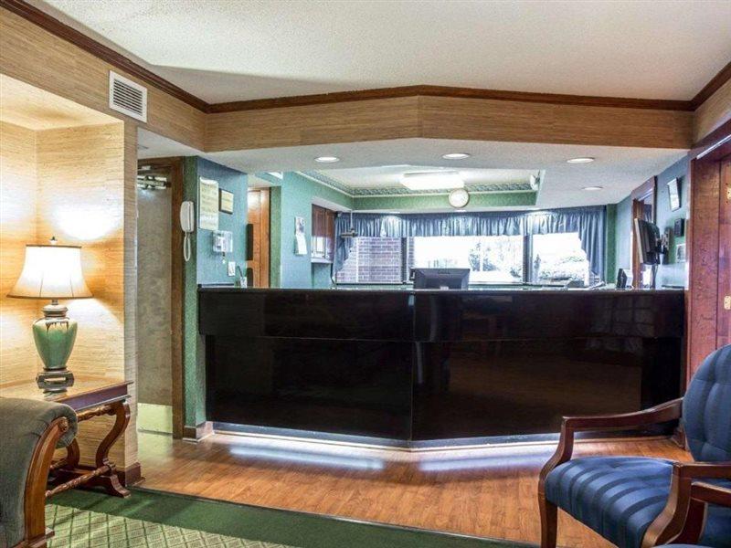 Red Roof Inn & Suites Cornelius - Lake Norman Bagian luar foto