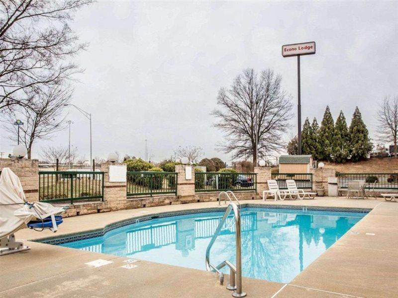 Red Roof Inn & Suites Cornelius - Lake Norman Bagian luar foto