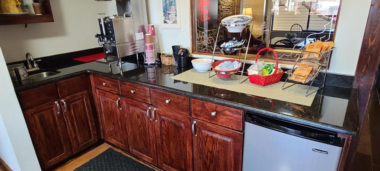 Red Roof Inn & Suites Cornelius - Lake Norman Bagian luar foto