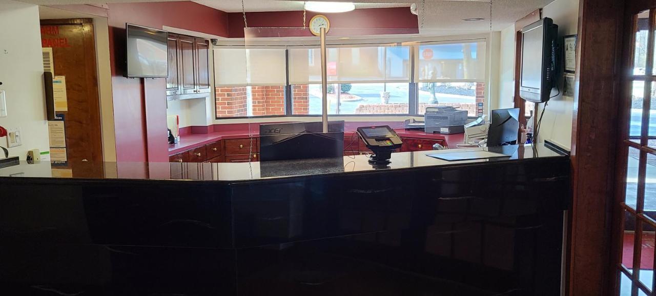 Red Roof Inn & Suites Cornelius - Lake Norman Bagian luar foto