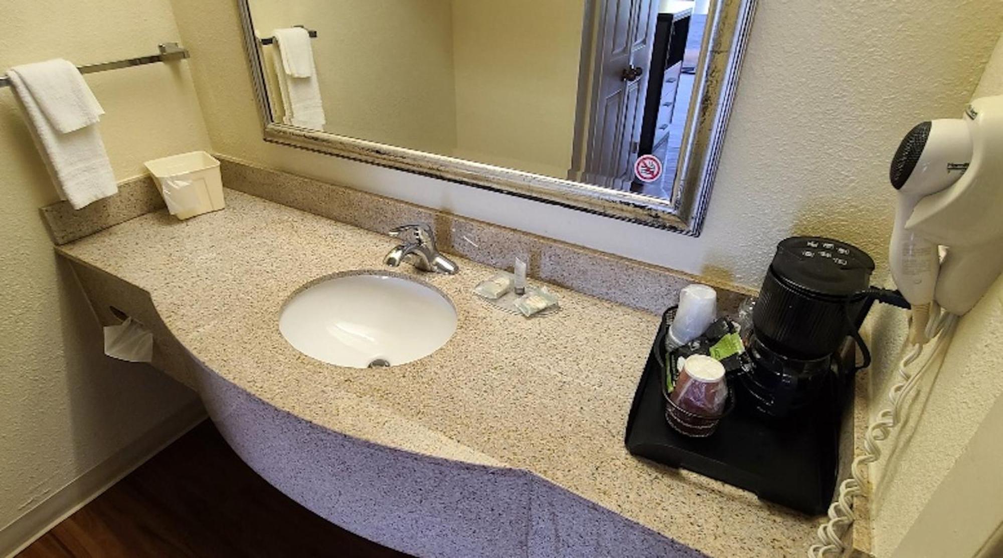 Red Roof Inn & Suites Cornelius - Lake Norman Bagian luar foto