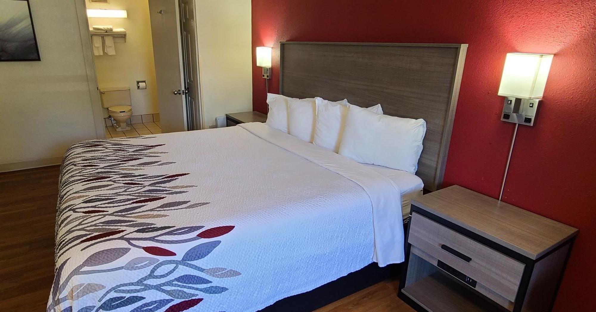 Red Roof Inn & Suites Cornelius - Lake Norman Bagian luar foto
