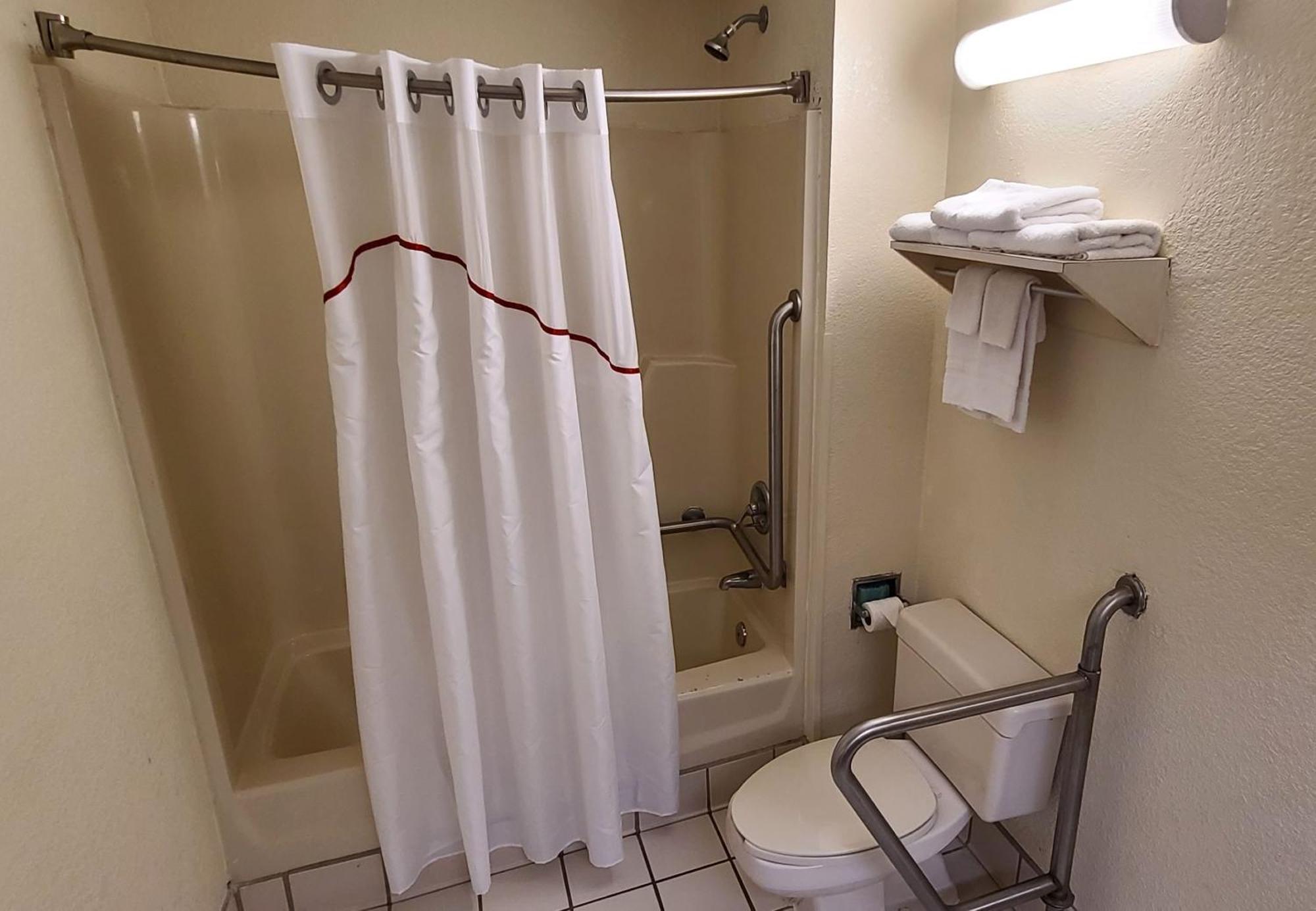Red Roof Inn & Suites Cornelius - Lake Norman Bagian luar foto