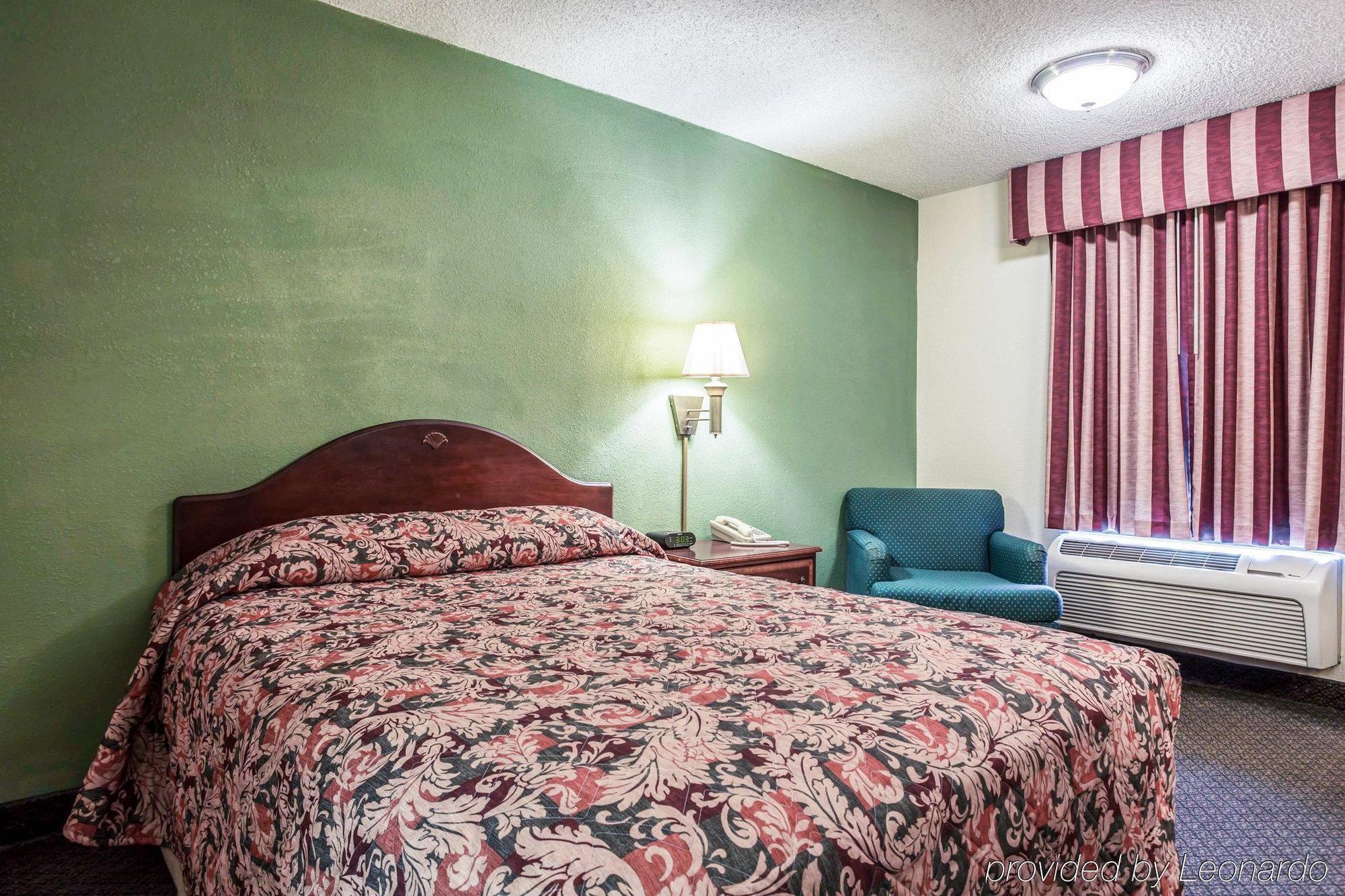 Red Roof Inn & Suites Cornelius - Lake Norman Bagian luar foto