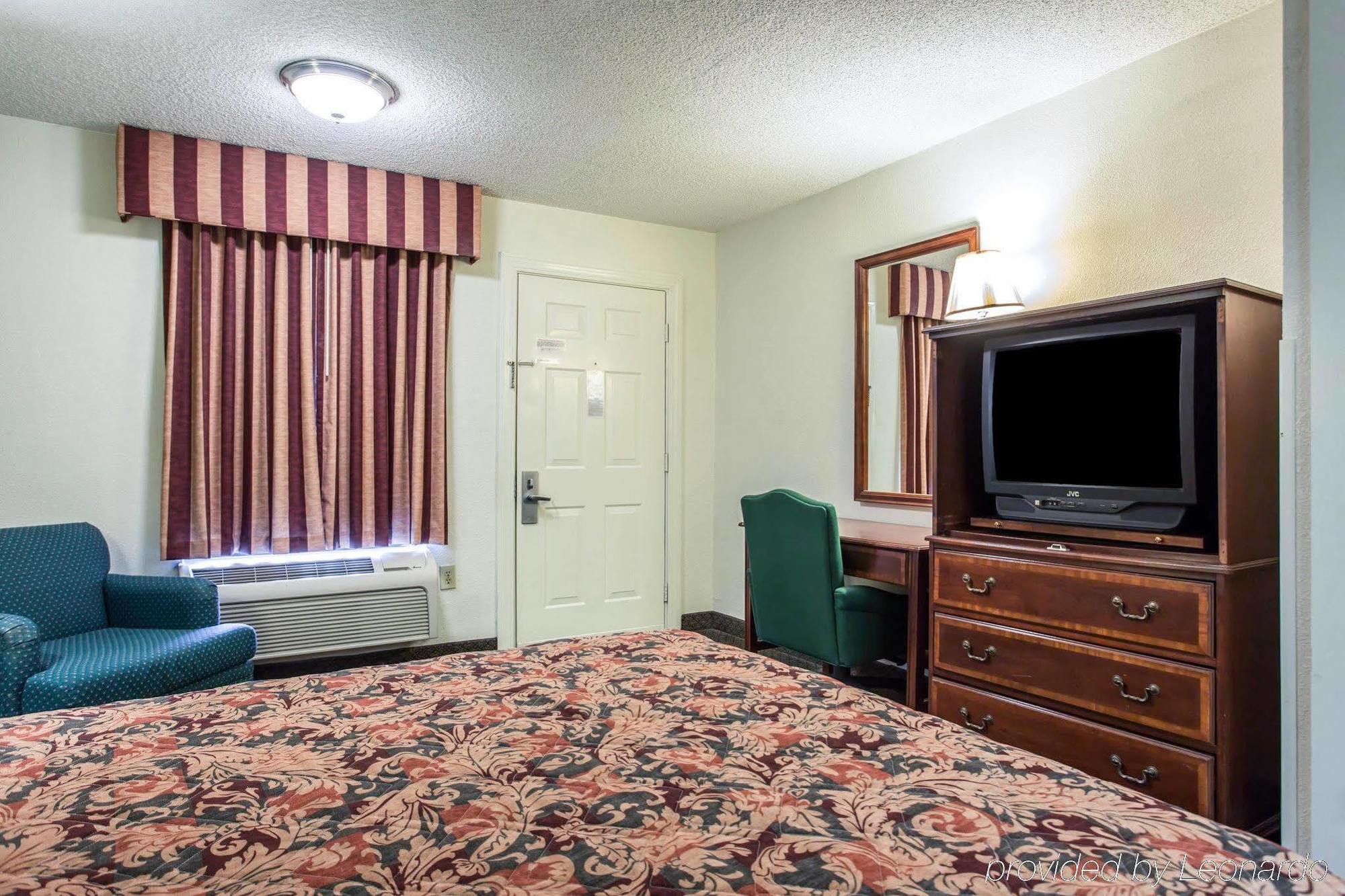 Red Roof Inn & Suites Cornelius - Lake Norman Bagian luar foto