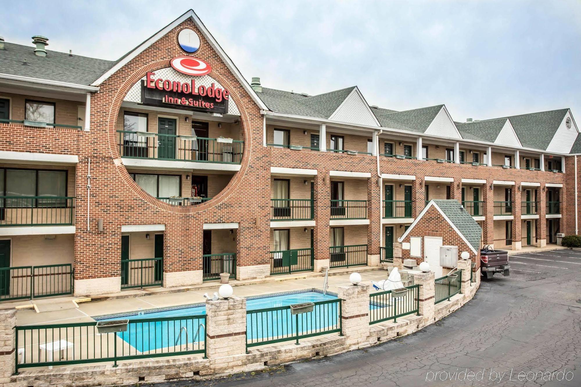 Red Roof Inn & Suites Cornelius - Lake Norman Bagian luar foto