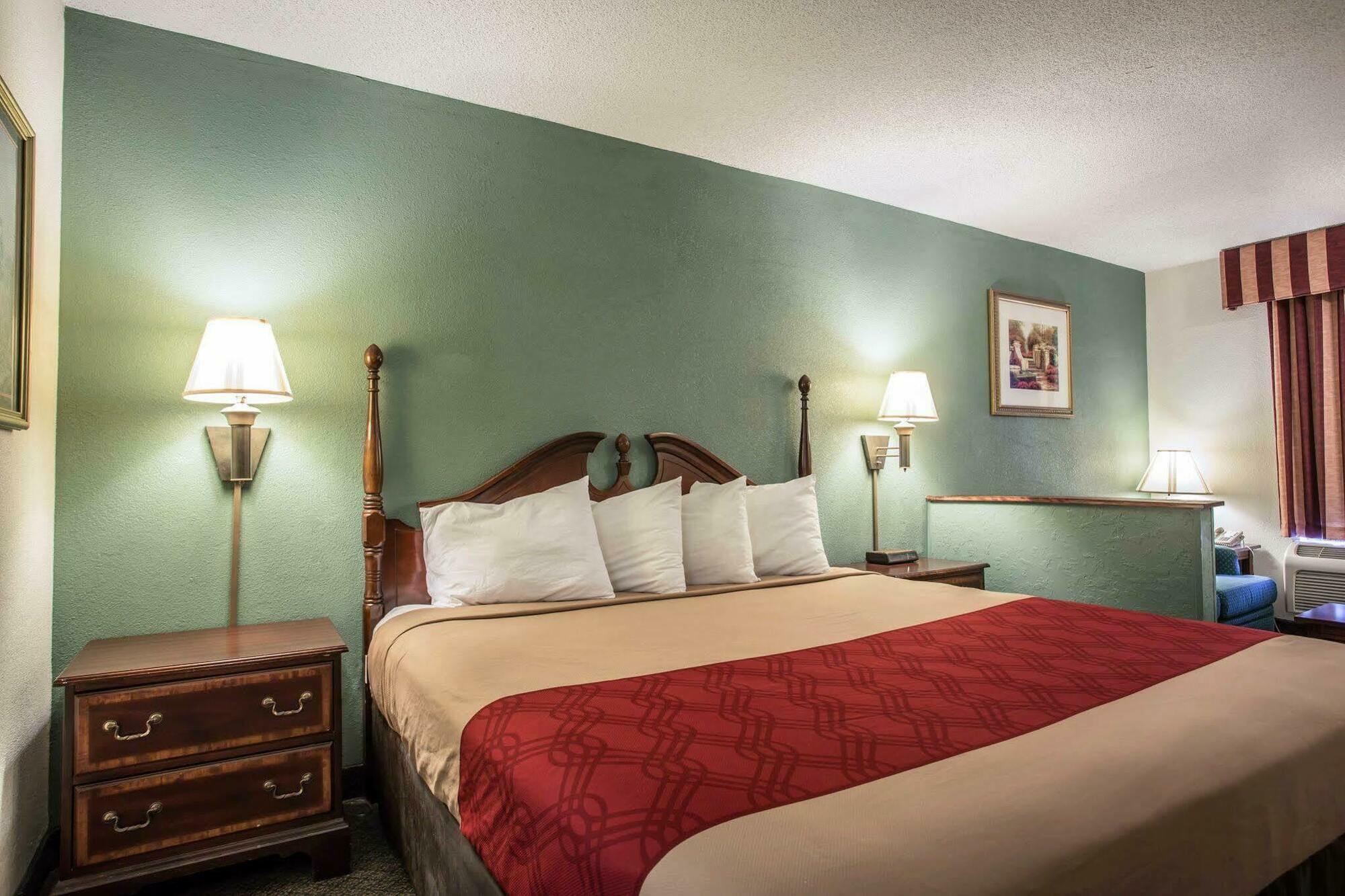 Red Roof Inn & Suites Cornelius - Lake Norman Bagian luar foto