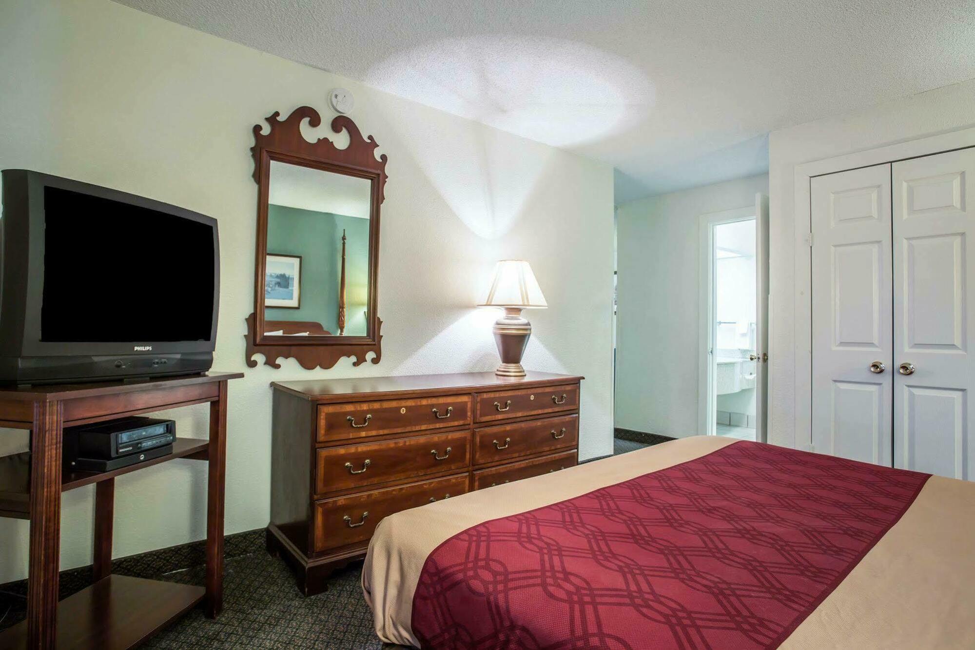Red Roof Inn & Suites Cornelius - Lake Norman Bagian luar foto