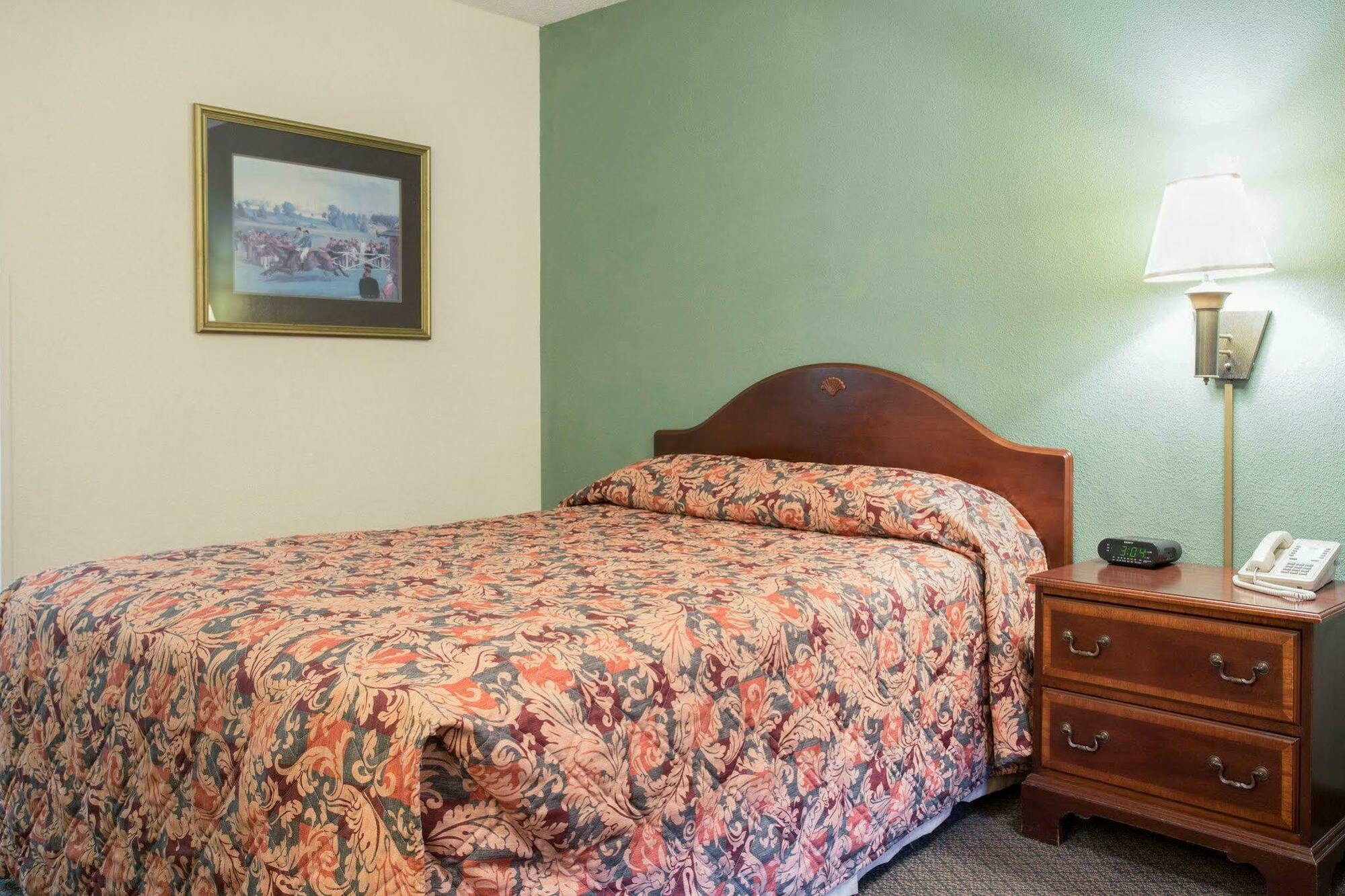 Red Roof Inn & Suites Cornelius - Lake Norman Bagian luar foto