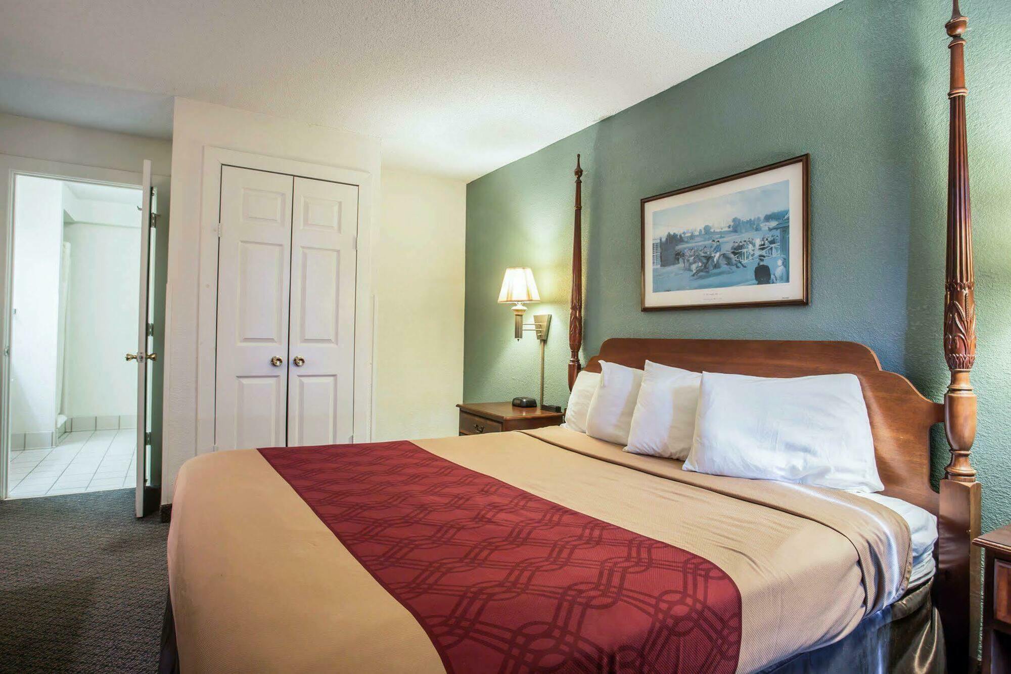 Red Roof Inn & Suites Cornelius - Lake Norman Bagian luar foto